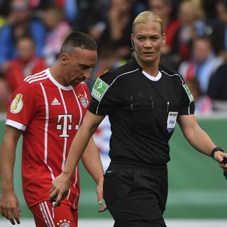 Bibiana Steinhaus le 12 août dernier lors du 1er tour de la Coupe d'Allemagne entre le Bayern et Chemnitz. [Hendrik Schmidt]