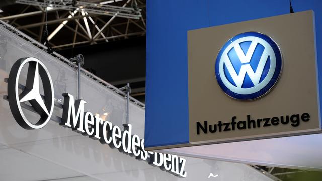 Les logos des constructeurs automobiles allemands Mercedes-Benz et Volkswagen, photographiés lors d'un salon spécialisé à Düsseldorf en août 2011. [AFP - Patrik Stollarz]