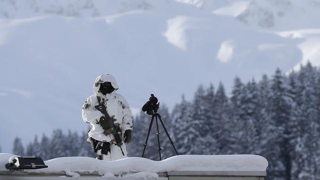 Un membre des forces spéciales de police posté sur un toit à Davos ce lundi.