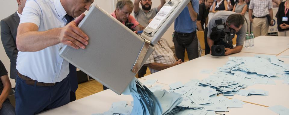 Dépouillement dans un bureau de vote de Moutier, le 18 juin 2017. [Keystone - Jean-Christophe Bott]