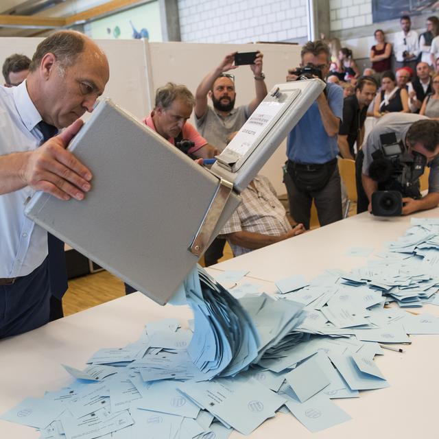 Dépouillement dans un bureau de vote de Moutier, le 18 juin 2017. [Keystone - Jean-Christophe Bott]