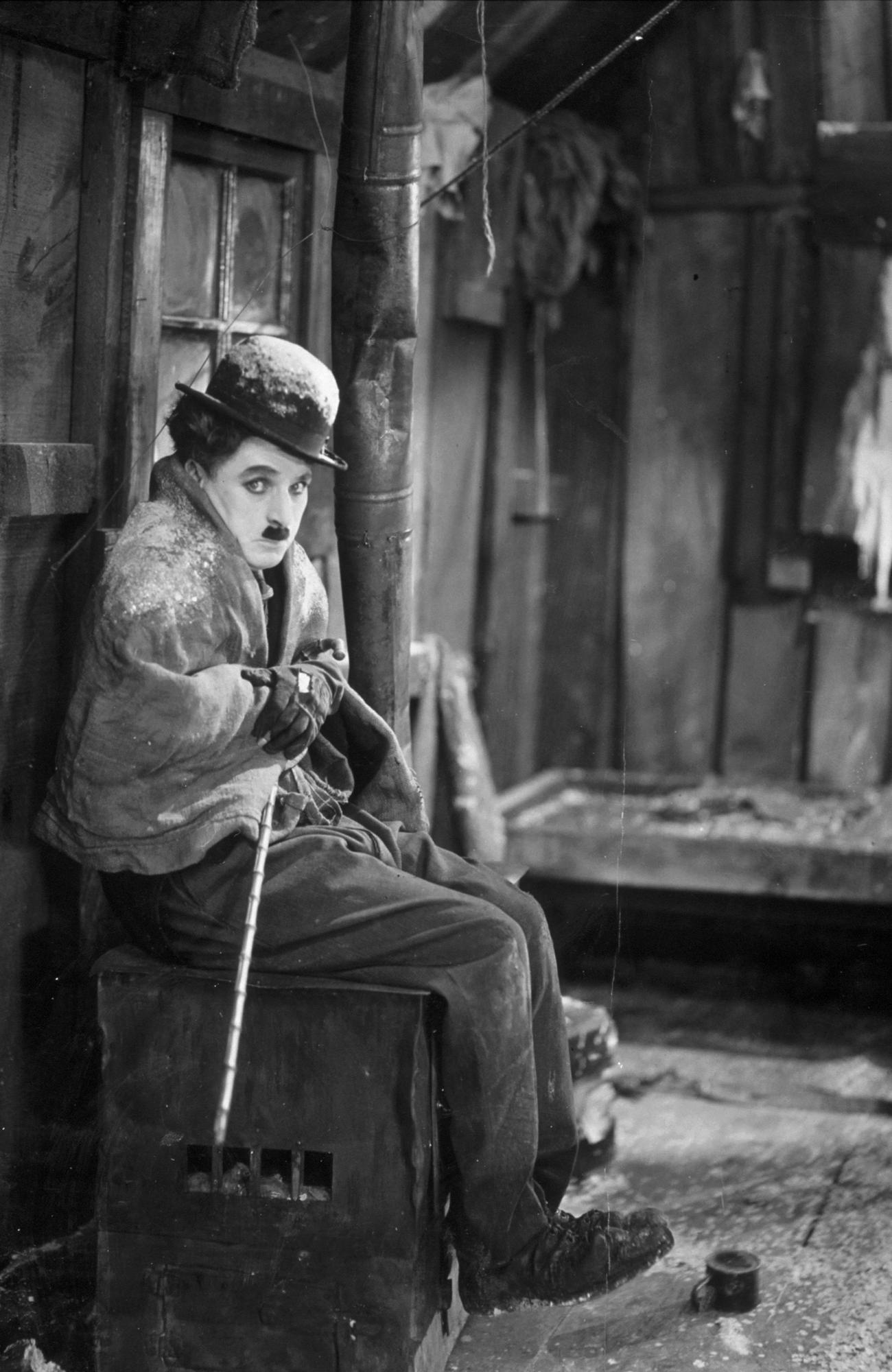 Charlie Chaplin, mort de froid, dans le film "La ruée vers l'or" (1925). [Archives du 7e art/Photo12/AFP]
