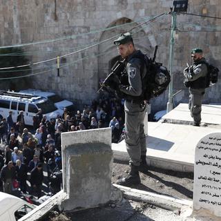Des soldats israéliens montent la garde dans la vieille ville de Jérusalem, où ont été lancés  des appels à manifester après la prière des musulmans. [AFP - Thomas Coex]