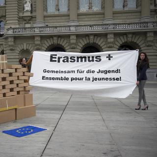 Des manifestants demandaient le maintien du programme Erasmus+ le 3 avril 2014 à Berne. [Keystone - Gian Ehrenzeller]