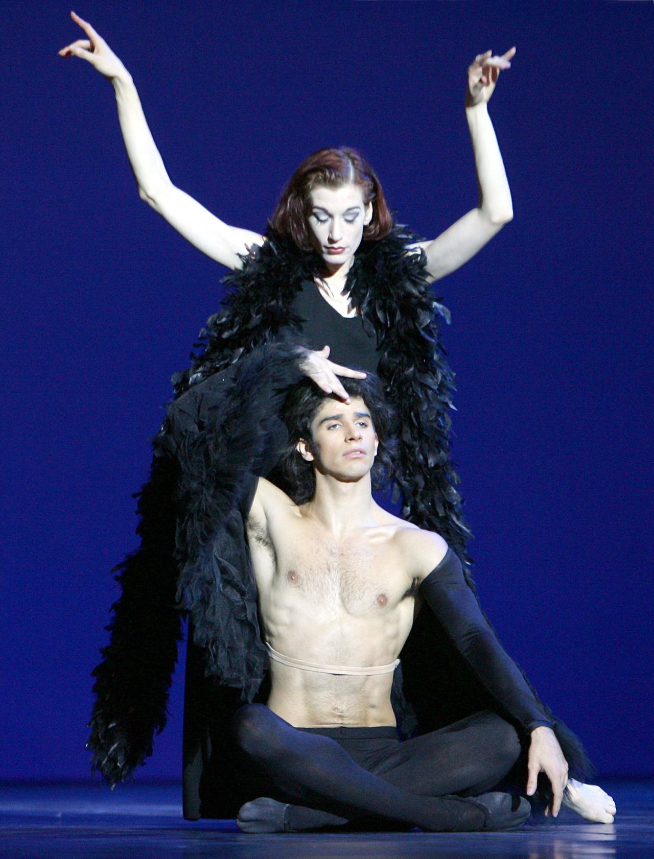 Les danseurs du ballet Béjart, le 26 Novembre 2004 sur la scène du Zénith à Lille, interprètent "Brel et Barbara, l'Aigle noir" [AFP - PHILIPPE HUGUEN]