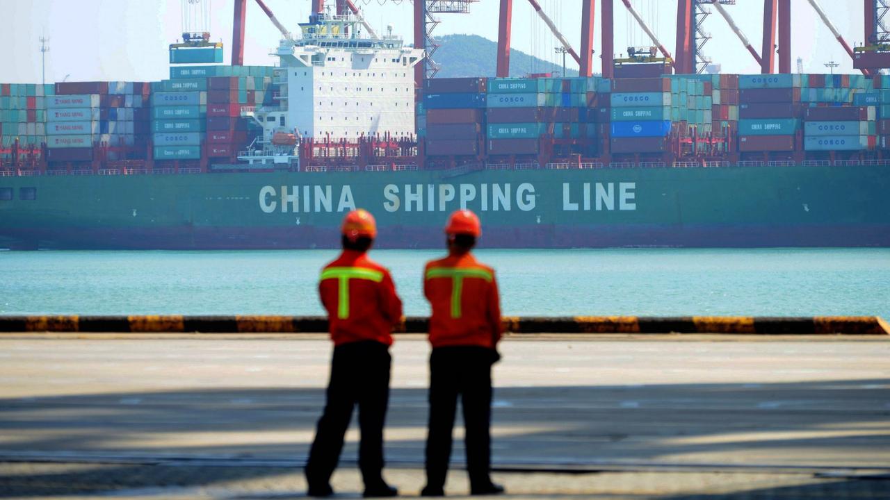 Des employés du port de Qingdao, dans la province de Shandong, observent le déchargement d'un cargo. [DR]