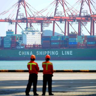 Des employés du port de Qingdao, dans la province de Shandong, observent le déchargement d'un cargo. [DR]