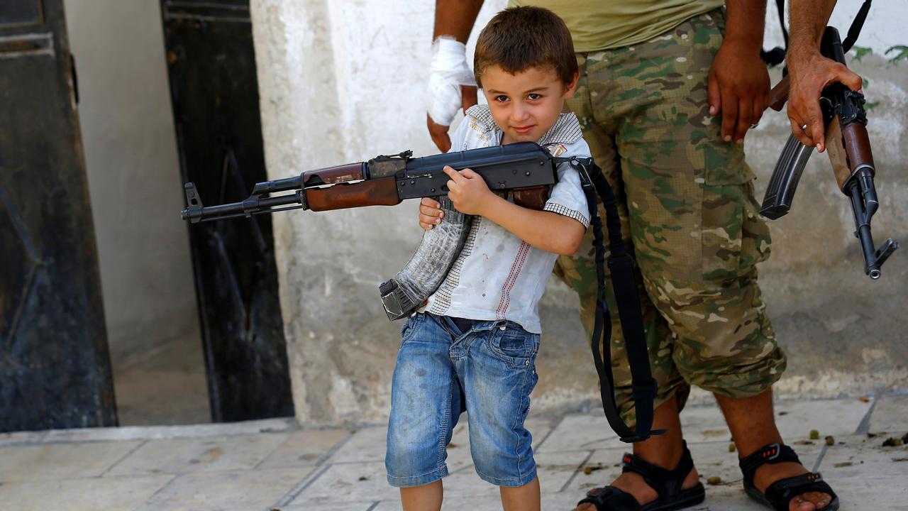 Victimes des conflits, les enfants sont de plus en plus souvent utilisés comme armes de guerre. [Reuters - Umit Bektas]