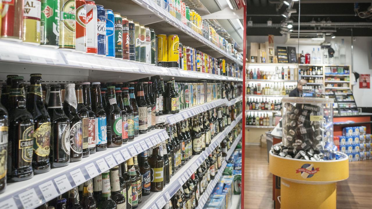 Des bouteilles et cannettes de bière dans un magasin en Suisse alémanique. [Keystone - Christian Beutler]