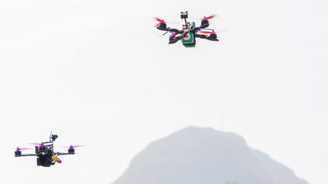 Vendredi 31 mars: course de drones à Lugano, avec le Monte San Salvatore en toile de fonds. [TI-Press/Keystone - Francesca Agosta]