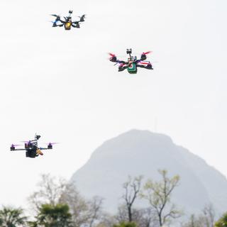 Vendredi 31 mars: course de drones à Lugano, avec le Monte San Salvatore en toile de fonds. [TI-Press/Keystone - Francesca Agosta]