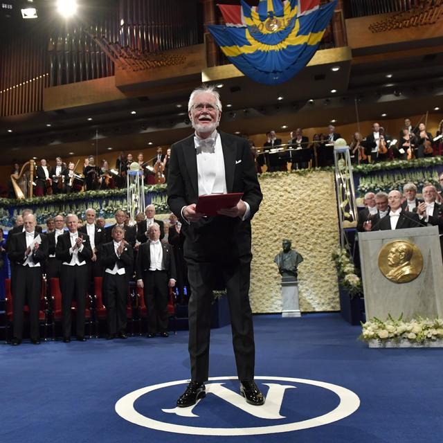 Jacques Dubochet lors de la remise du prix Nobel de chimie à Stockholm, le 10 décembre 2017. [EPA - Keystone - Jonas Ekstroemer]