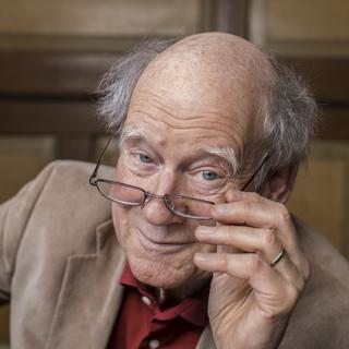 Franz Hohler ecrivain et artiste de cabaret dans sa maison à Zurich en 2013. [KEYSTONE - Gaetan Bally]