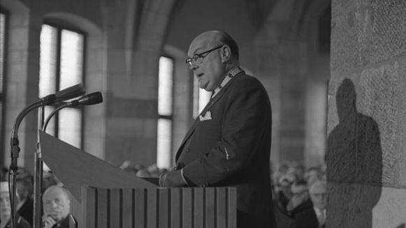 Paul-Henri Spaak recevant le prix de la ville allemande d'Aachen en 1957. [CC-BY-SA 3.0 - Bundesarchiv, B 145 Bild-F004455-0005 / Unterberg, Rolf]