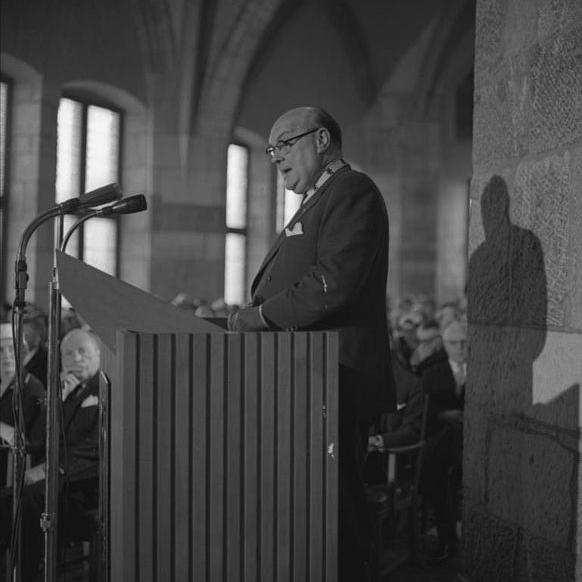 Paul-Henri Spaak recevant le prix de la ville allemande d'Aachen en 1957. [CC-BY-SA 3.0 - Bundesarchiv, B 145 Bild-F004455-0005 / Unterberg, Rolf]