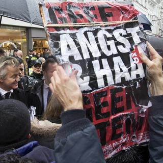 "Ne donnez pas votre voix à la haine et la peur" dit cet homme face à Geert Wilders. [AP/Keystone - Peter Dejong]