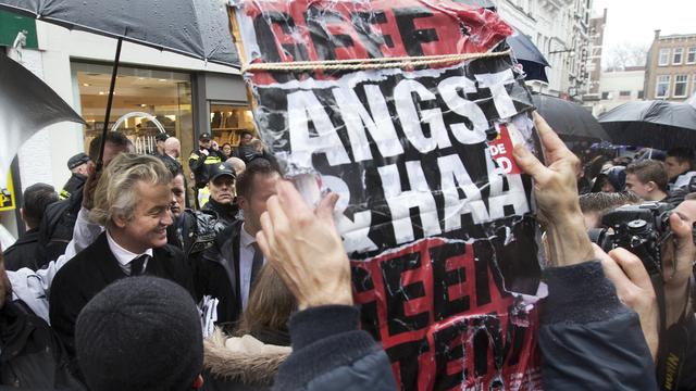 "Ne donnez pas votre voix à la haine et la peur" dit cet homme face à Geert Wilders. [AP/Keystone - Peter Dejong]