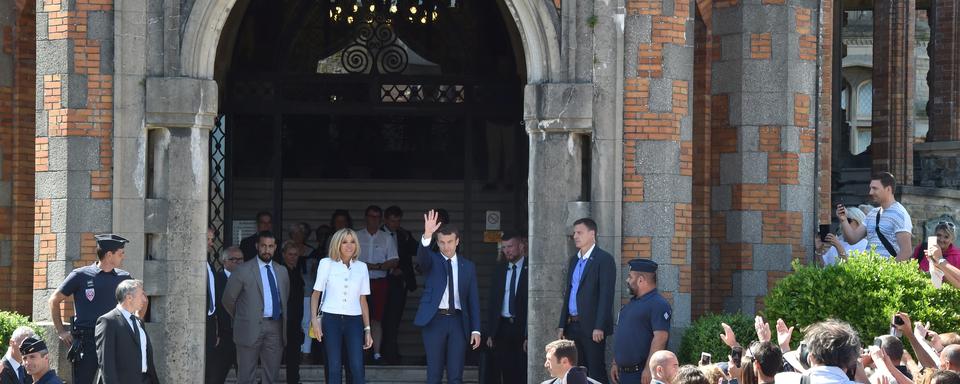 Le président français Emmanuel Macron a voté aux côtés de sa femme Brigitte Macron dimanche 11 juin au Touquet, dans le nord de la France. [AFP - Philippe Huguen]