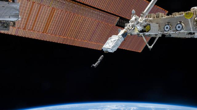 Une image de la NASA montrant le larguage d'un CubeSats par la Station spatiale internationale (ISS). [NASA]