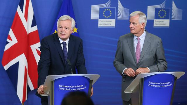 Le négociateur en chef de l'Union européenne Michel Barnier (à droite) avec son homologue britannique David Davis (à gauche). [Keystone - STEPHANIE LECOCQ]