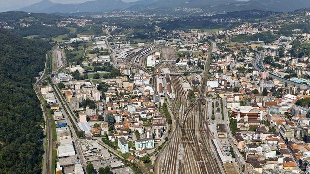 Au Tessin, la ville-frontière de Chiasso croule sous le poids de la facture de l’aide sociale. [Keystone - Alessandro Della Bella]