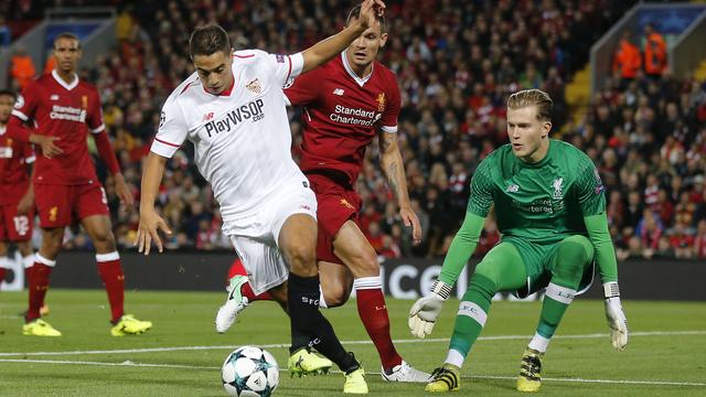 Le Sévillan Ben Yedder (à gauche) tente une incursion dans la défense des Reds. [Frank Augstein]