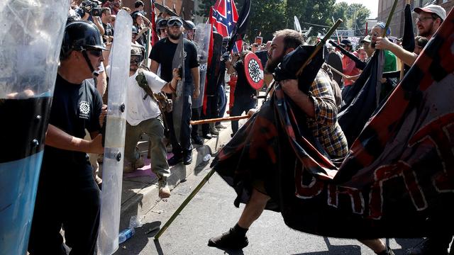 Heurts entre des suprémacistes blancs et des contre-manifestants à Charlottesville, en Virginie, le 12 août 2017. [Reuters - Joshua Roberts]