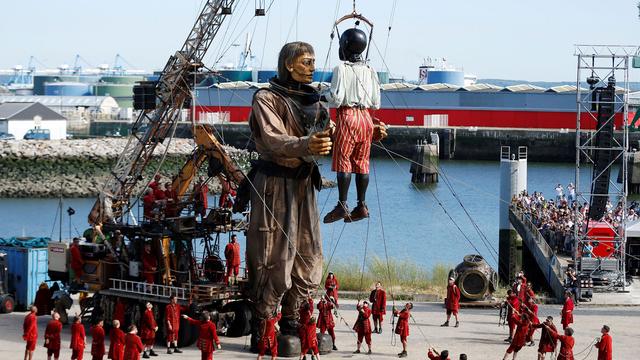 Le départ des géants de Royal de Luxe au Havre en juillet 2017. [AFP - Charly Triballeau]