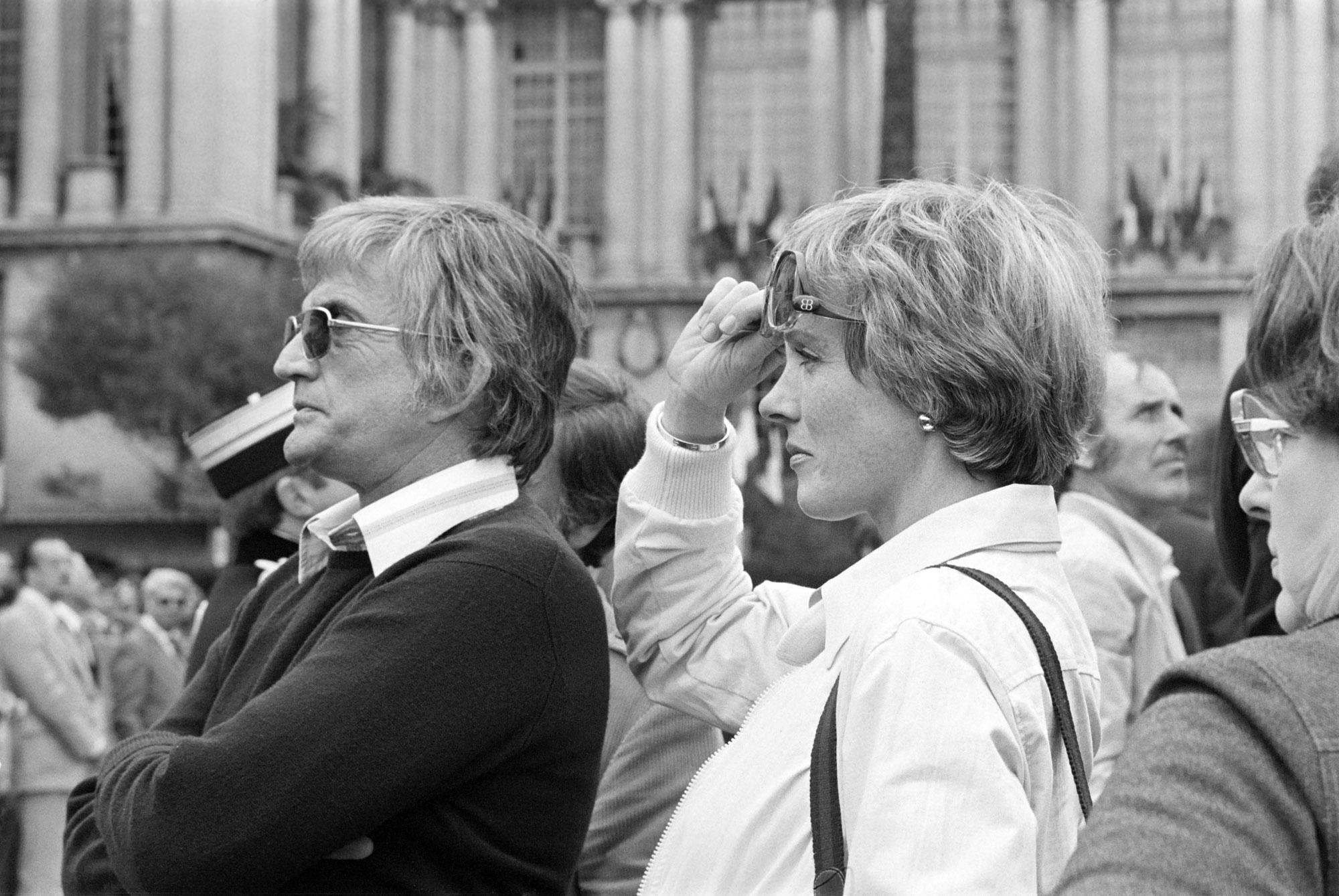 Blake Edwards et sa femme Julie Andrews sur le tournage de "La Malédiction de la Panthère rose" en 1975 à Nice. [AFP - Ralph Gatti]
