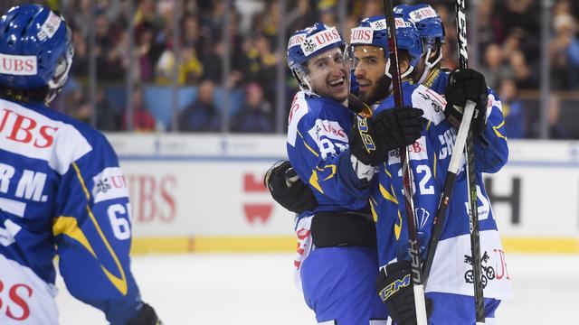 Les joueurs de Davos célèbrent le but du 4-0. [Gian Ehrenzeller]