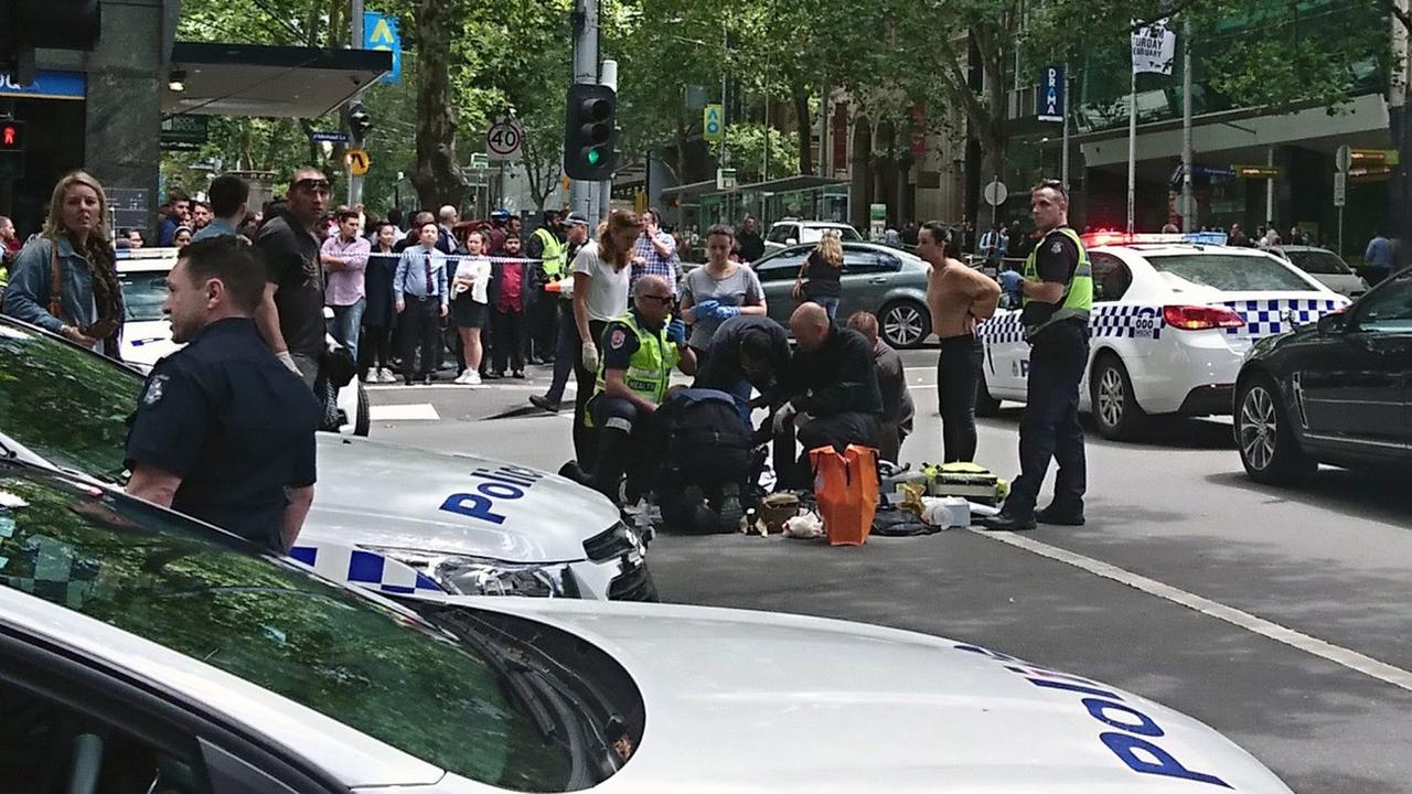 Les services d'urgence sur les lieux du drame après l'attaque à la voiture bélier contre des piétons à Melbourne, en Australie. [Luke Costin]