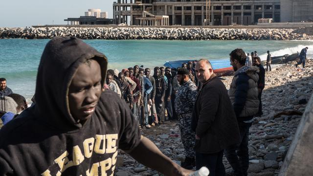 Des migrants sur une plage de la région de Tripoli, en Libye, le 4 janvier 2017. [Taha Jawashi]