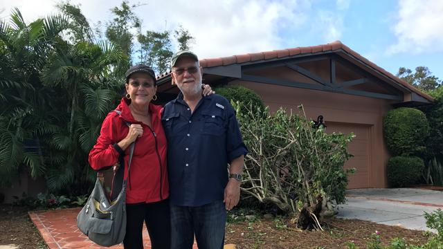 Lou et Candy devant leur maison en Floride. [RTS - Raphaël Grand]