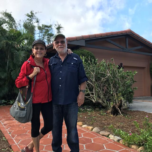 Lou et Candy devant leur maison en Floride. [RTS - Raphaël Grand]