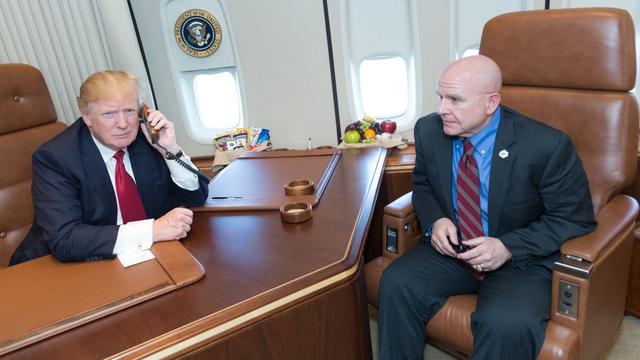 Le général H.R. McMaster, à droite, en compagnie du président américain Donald Trump. [Keystone - EPA/SHEALAH CRAIGHEAD]