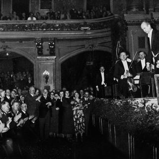 Adolf Hitler et son staff applaudissant après un concert donné par le Berlin Philharmonic Orchestra sous la direction de Wilhelm Furtwangler en 1940. [Hulton Archive / Getty Images]