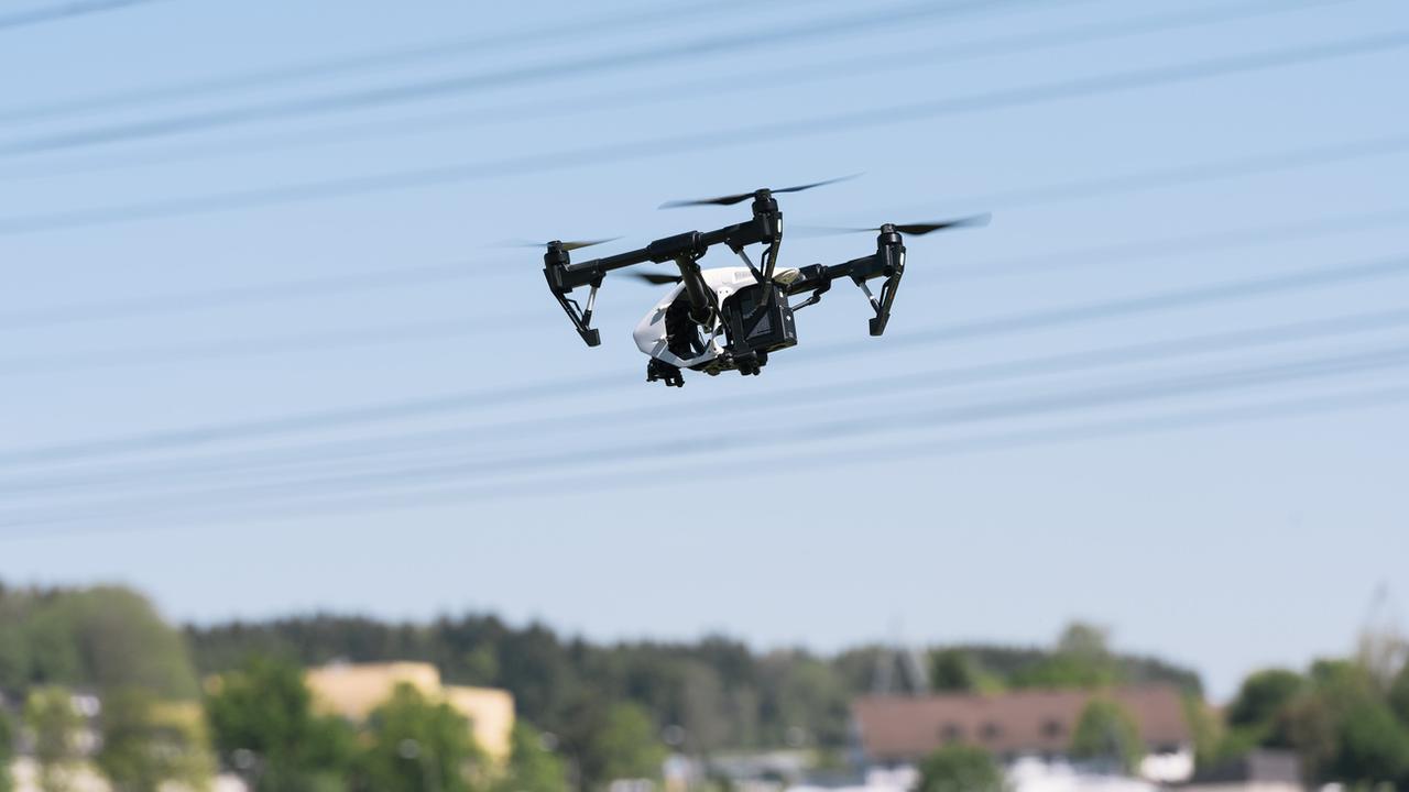 Les drones deviennent une menace de plus en plus sérieuse pour l'aviation civile, selon le Service suisse d'enquête de sécurité. [Keystone - Christian Beutler]