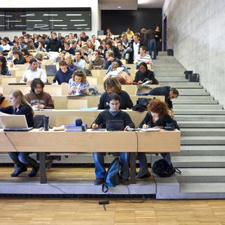 Des étudiants en économie à l'Université de Fribourg. [Keystone - Martin Rütschi]