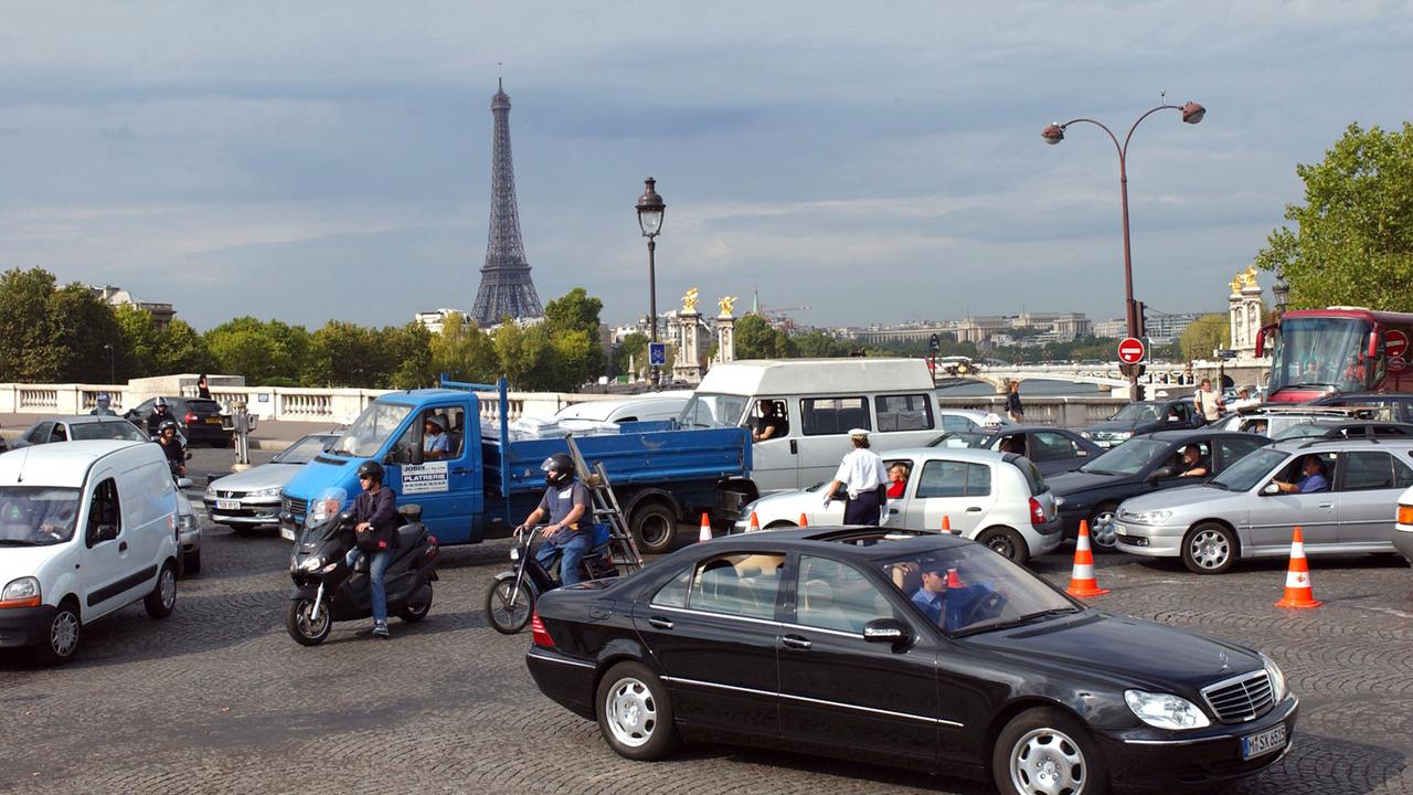 La maire de Paris souhaite interdire les voitures à essence dans les rues de la capitale à l'horizon 2030. [AFP - Eric Feferberg]