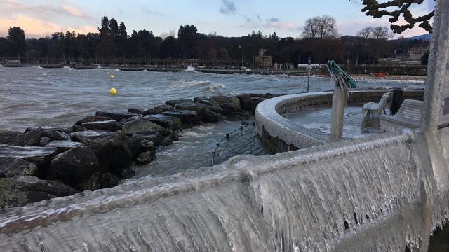 La fraîcheur au bord du Léman mardi après-midi. [RTS - Cécile Rais]