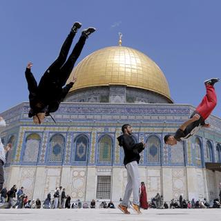 Des jeunes Palestiniens s'entraînent au parkour sur l'esplanade des Mosquées à Jérusalem. [Ammar Awad]