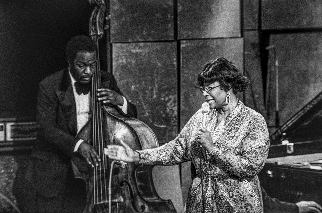 Sur scène au Montreux Jazz Festival, accompagnée du contrebassiste Keter Betts – la main du pianiste est celle de Tommy Flanagan! (1975). [KEYSTONE/Str]