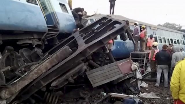 Des images de la télévision montrent des wagons couchés sur le côté et des secouristes en gilets orange en train de d'essayer d'extraire les passagers par les fenêtres du train. [Keystone - AP KK Productions]