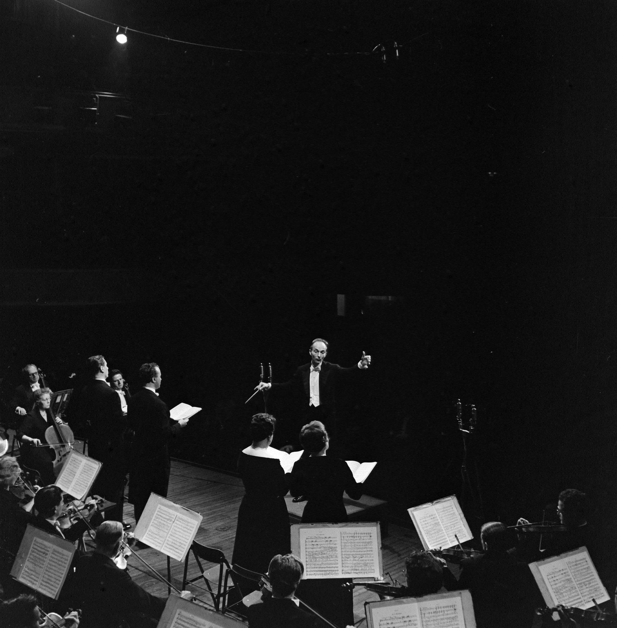 Igor Markevitch dirige l'Orchestre national au Théâtre des Champs-Elysées. [AFP - Daniel Fallot]
