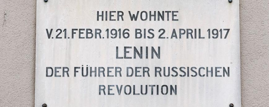 Une plaque commémorative sur la maison zurichoise où vécut Lénine pendant son exil suisse durant la Première guerre mondiale. [Keystone - Christian Beutler]