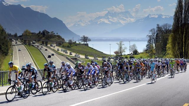 Le peloton lors de l'étape reliant Saint-Maurice à Renens du Tour de Romandie cyccliste en 2013. [Keystone - Jean-Christophe Bott]