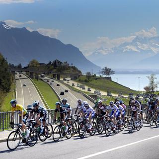 Le peloton lors de l'étape reliant Saint-Maurice à Renens du Tour de Romandie cyccliste en 2013. [Keystone - Jean-Christophe Bott]