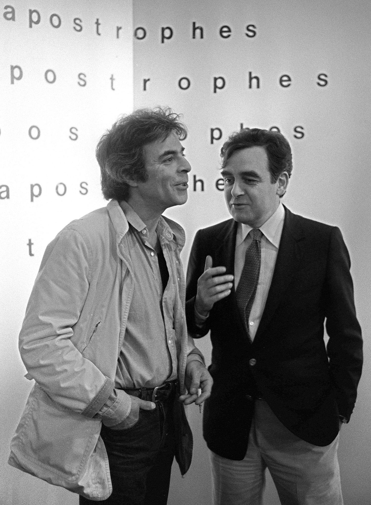 Bernard Pivot avec le neveu de Romain Gary, Paul Pavlowitch, qui devait personnifier l'écrivain Emile Ajar, le 3 juillet 1981 sur le plateau d'"Apostrophes". [AFP - Georges Gobet]