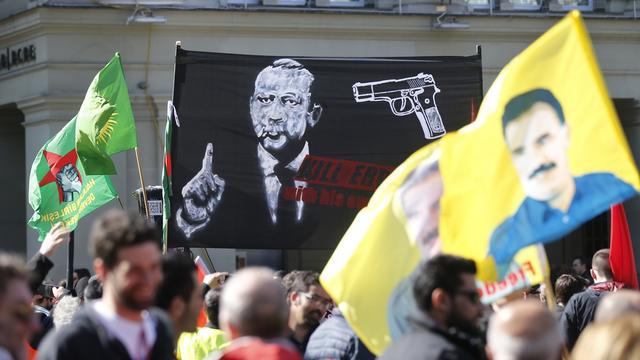 La banderole controversée brandie lors de la manifestation de samedi à Berne. [Keystone - Peter Klaunzer]