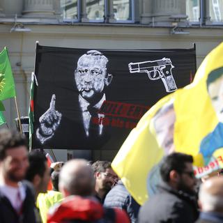 La banderole controversée brandie lors de la manifestation de samedi à Berne. [Keystone - Peter Klaunzer]